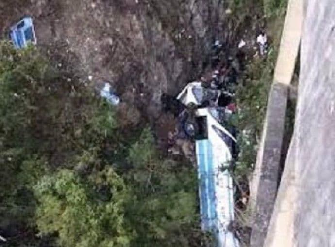 Zapalio se kombi, 11 nastavnika poginulo Zapalio se kombi, 11 nastavnika poginulo