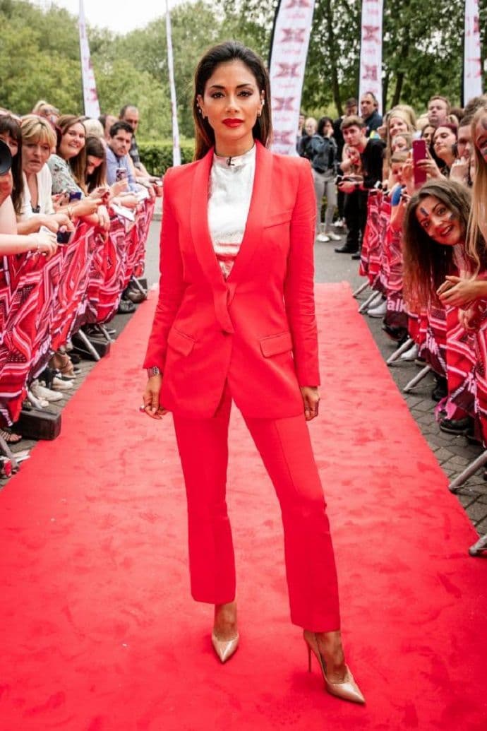 Zadala domaći zadatak: Ona i u odijelu zrači seksepilom Zadala domaći zadatak: Ona i u odijelu zrači seksepilom