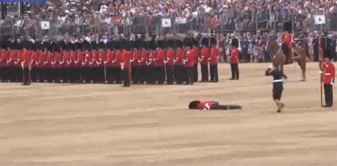 VIDEO: Vojnik se onesvijestio na proslavi kraljičinog rođendana VIDEO: Vojnik se onesvijestio na proslavi kraljičinog rođendana