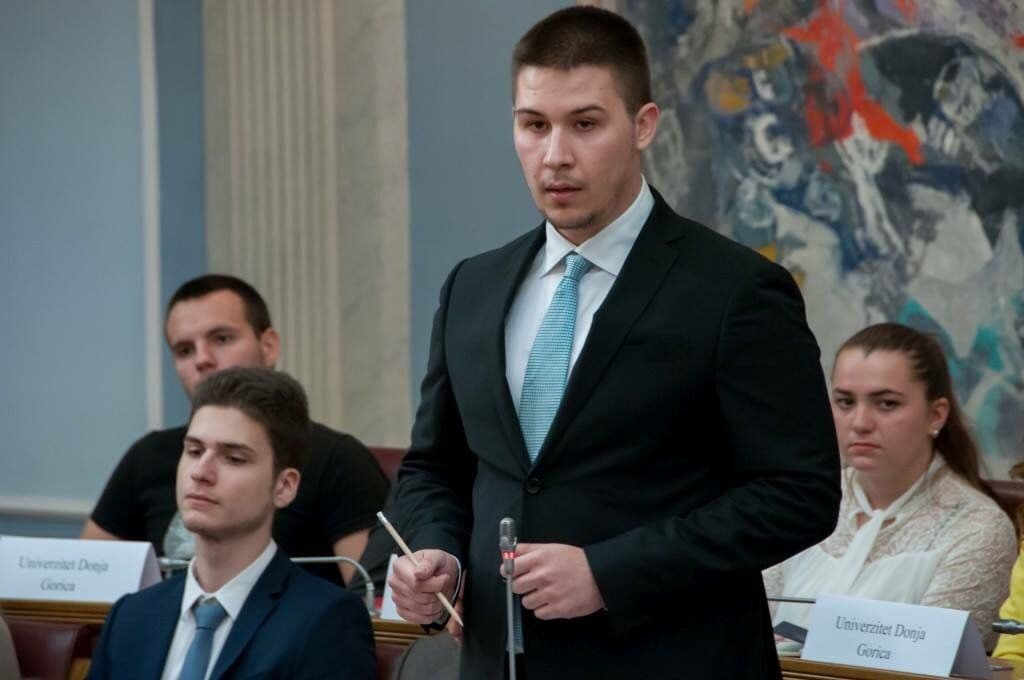 Studenti za slobodu: Omadinsku politiku osloboditi pritiska Vlade Studenti za slobodu: Omadinsku politiku osloboditi pritiska Vlade