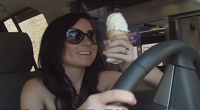 Video: Porno glumica potpuno gola posjetila McDonalds Video: Porno glumica potpuno gola posjetila McDonalds