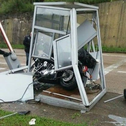 DEBELI BRIJEG: Motorom u kućicu granične policije DEBELI BRIJEG: Motorom u kućicu granične policije