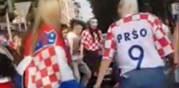 Hrvatski navijači slavili pobjedu uz užičko kolo (VIDEO) Hrvatski navijači slavili pobjedu uz užičko kolo (VIDEO)