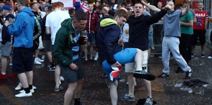 Rusi se tukli, Englezi gazili zastavu Rusi se tukli, Englezi gazili zastavu