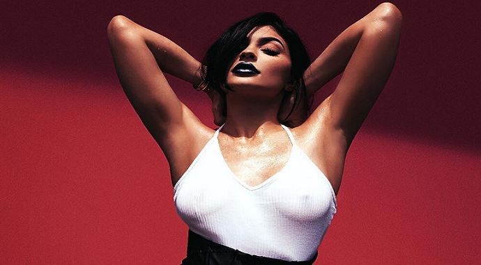 Ona reklamira karmin, ali niko nije gledao u njene usne Ona reklamira karmin, ali niko nije gledao u njene usne