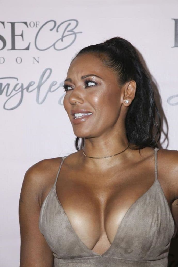 Pjevačica iznenadila bujnim dekolteom (FOTO) Pjevačica iznenadila bujnim dekolteom (FOTO)