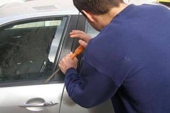 Podgoričanin optužen da je obijao vozila na parkingu plaža i nosio sve iz njih Podgoričanin optužen da je obijao vozila na parkingu plaža i nosio sve iz njih