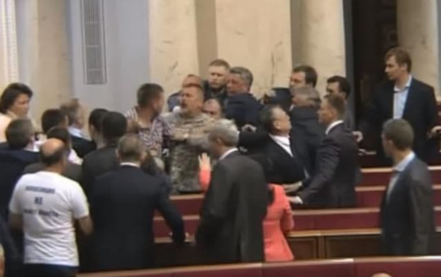 Ponovo pesničenje u ukrajinskom parlamentu (VIDEO) Ponovo pesničenje u ukrajinskom parlamentu (VIDEO)
