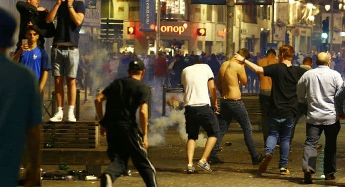 VIDEO: Haos u Lilu! Englezi i Rusi pretvorili grad u ratnu zonu VIDEO: Haos u Lilu! Englezi i Rusi pretvorili grad u ratnu zonu