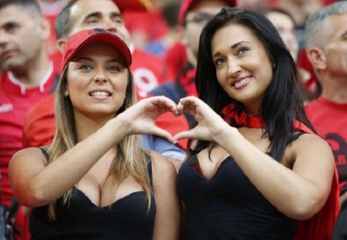 Seksi-navijačice potpuno skrenule pažnju s utakmice Seksi-navijačice potpuno skrenule pažnju s utakmice