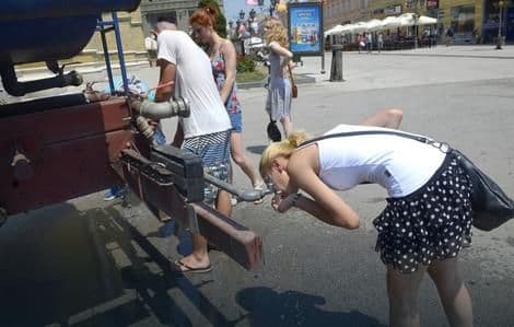 Zbog vrućina na ulicama i cistijerne sa vodom Zbog vrućina na ulicama i cistijerne sa vodom