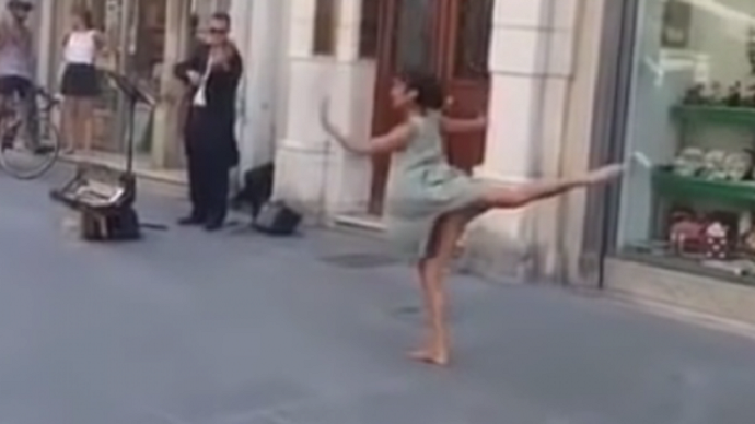 Osvojila internet zanosnim plesom na ulici (VIDEO) Osvojila internet zanosnim plesom na ulici (VIDEO)