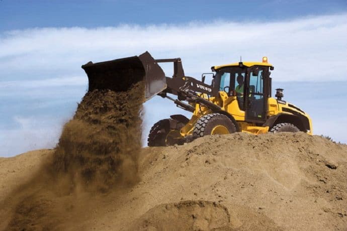 Radnik pao sa mašine, koja ga je potom pregazila Radnik pao sa mašine, koja ga je potom pregazila