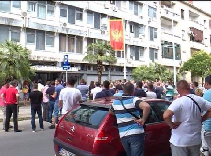 Radnici ZIKS-a: Niko nam nije obećao pomoć Radnici ZIKS-a: Niko nam nije obećao pomoć