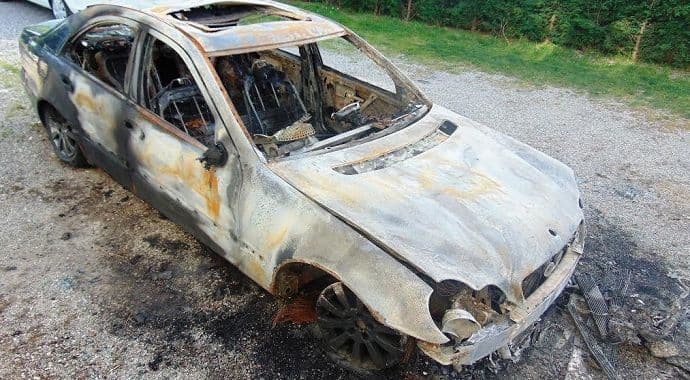 U vatri uništen mercedes U vatri uništen mercedes