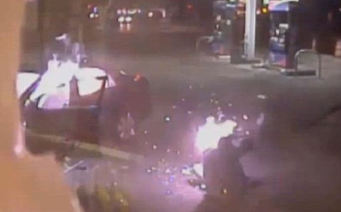 Stravična nesreća: Eksplodirala boca sa plinom dok je vozač bio u automobilu (Video) Stravična nesreća: Eksplodirala boca sa plinom dok je vozač bio u automobilu (Video)