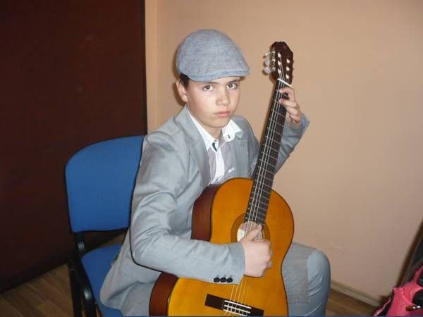 Vunderkid iz Nikšića: Supertalentovani gitarista koji besprekorno skija Vunderkid iz Nikšića: Supertalentovani gitarista koji besprekorno skija