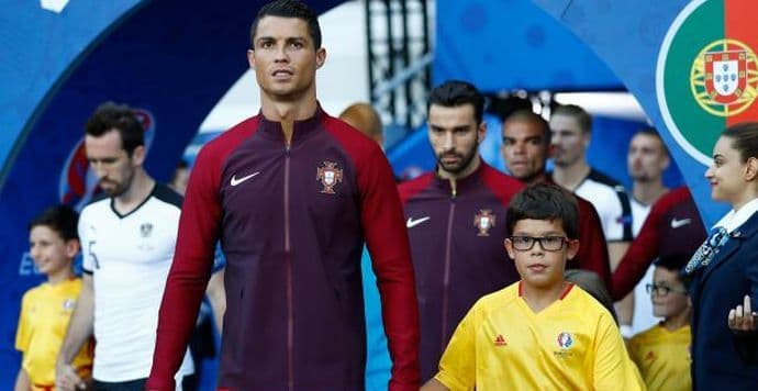 VIDEO: Ronaldo oteo mikrofon novinaru i bacio ga u jezero VIDEO: Ronaldo oteo mikrofon novinaru i bacio ga u jezero