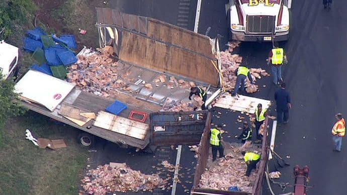 Slučajni sendviči: Kamion s hljebom naletio na kamion sa šunkom Slučajni sendviči: Kamion s hljebom naletio na kamion sa šunkom