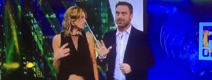 Voditeljka podigla haljinu i pokazala više nego što je htjela (VIDEO) Voditeljka podigla haljinu i pokazala više nego što je htjela (VIDEO)