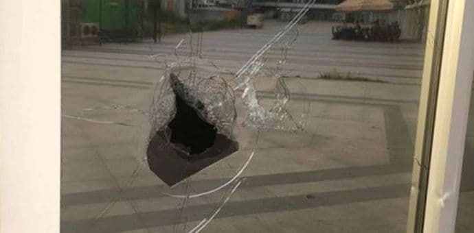 Djeca kamenovala prostorije "LGBTIQ Socijalni centar" Djeca kamenovala prostorije "LGBTIQ Socijalni centar"