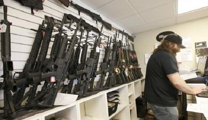 "Super ponuda": Kupiš auto, dobiješ automatsku pušku "Super ponuda": Kupiš auto, dobiješ automatsku pušku