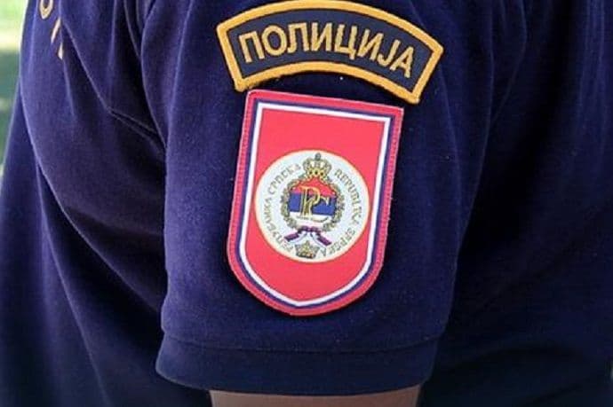 Pijani upali u tuđi stan predstavljajući se kao policajci Pijani upali u tuđi stan predstavljajući se kao policajci