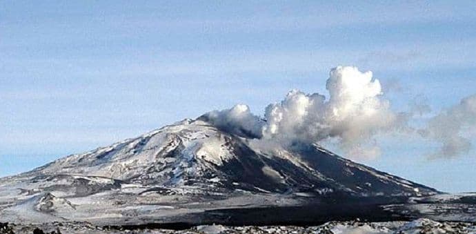 GROTLO SE BUDI: Jedan od najopasnijih vulkana u Evropi pred erupcijom GROTLO SE BUDI: Jedan od najopasnijih vulkana u Evropi pred erupcijom