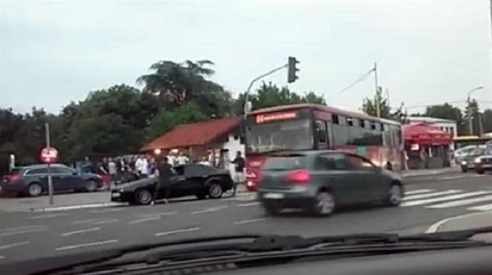 Tuča na ulici, "radile kuke" (Video) Tuča na ulici, "radile kuke" (Video)