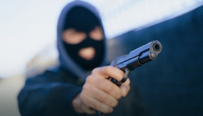 FILMSKA PLJAČKA: Uz prijetnju pištoljem i sa fantomkama opljačkali pumpu FILMSKA PLJAČKA: Uz prijetnju pištoljem i sa fantomkama opljačkali pumpu