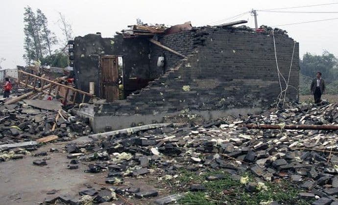 Oluja sravnila dio grada, preko 70 mrtvih (Foto) Oluja sravnila dio grada, preko 70 mrtvih (Foto)