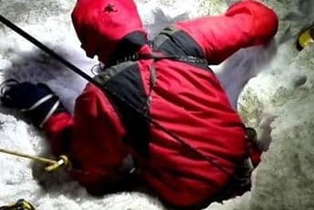 VIDEO: Dramatično spašavanje alpinistkinje iz duboke pukotine na Himalajima