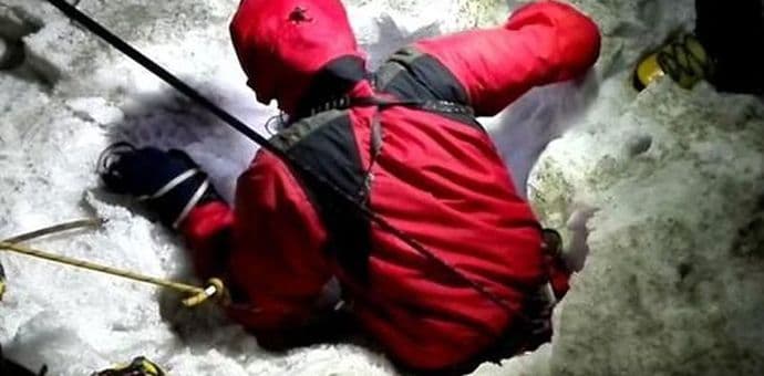 VIDEO: Dramatično spašavanje alpinistkinje iz duboke pukotine na Himalajima VIDEO: Dramatično spašavanje alpinistkinje iz duboke pukotine na Himalajima