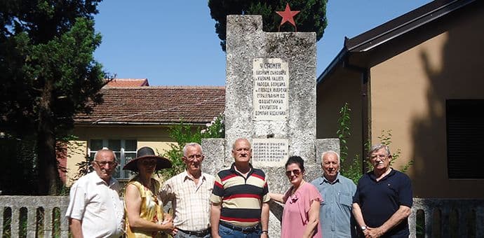 Vijenci na spomen-obilježja strijeljanih rodoljuba ispod Ljubovića i na Zabjelu Vijenci na spomen-obilježja strijeljanih rodoljuba ispod Ljubovića i na Zabjelu