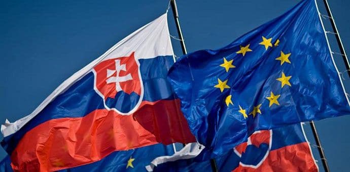 Održan marš desničara protiv EU i kontramiting u Bratislavi Održan marš desničara protiv EU i kontramiting u Bratislavi