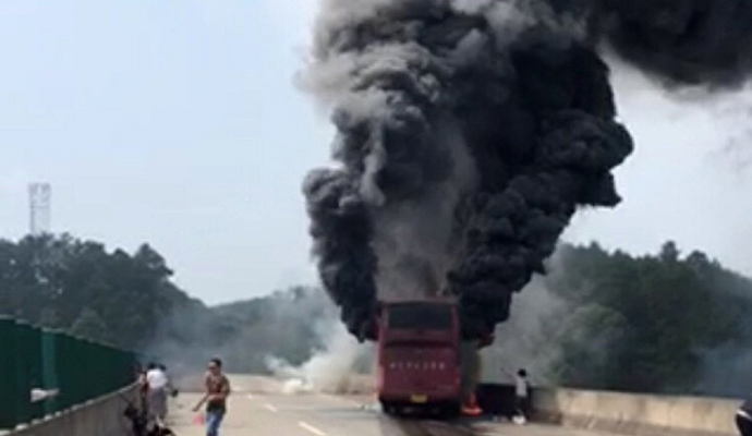 Zapalio se autobus, 30 mrtvih (Video) Zapalio se autobus, 30 mrtvih (Video)