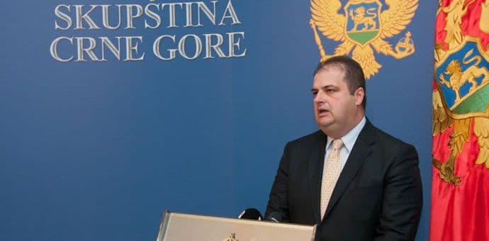 Nimanbegu: Bez kazni za nošenje stranih zastava Nimanbegu: Bez kazni za nošenje stranih zastava