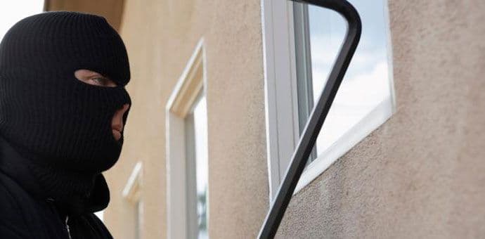 Pljačka u Podgorici: Lopov ukrao 15.000 eura ušteđevine Pljačka u Podgorici: Lopov ukrao 15.000 eura ušteđevine