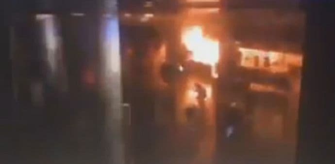 VIDEO: Trenutak kada su teroristi aktivirali bombe na aerodromu u Turskoj VIDEO: Trenutak kada su teroristi aktivirali bombe na aerodromu u Turskoj