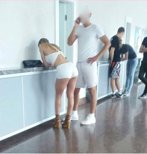 Djevojka "zapalila" internet: Da li je ovakvo odijevanje prikladno za fakultet? Djevojka "zapalila" internet: Da li je ovakvo odijevanje prikladno za fakultet?