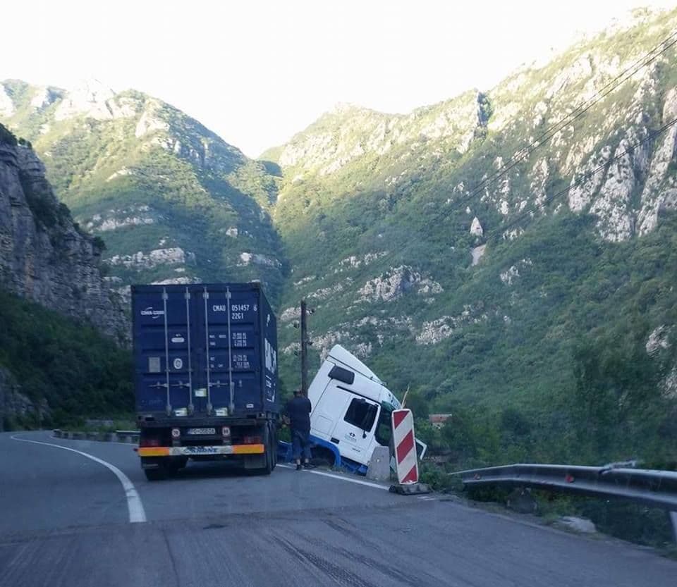 Šleperom probio zaštitnu ogradu i umalo sletio u provaliju (FOTO) Šleperom probio zaštitnu ogradu i umalo sletio u provaliju (FOTO)