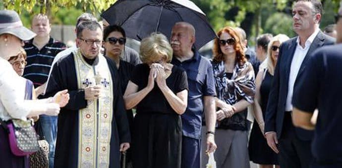 Cvijeće i suze za legendu Cvijeće i suze za legendu