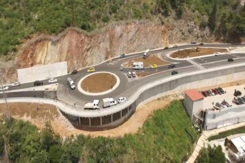 Nevolje turista u Budvi: Kako savladati kružni tok Nevolje turista u Budvi: Kako savladati kružni tok