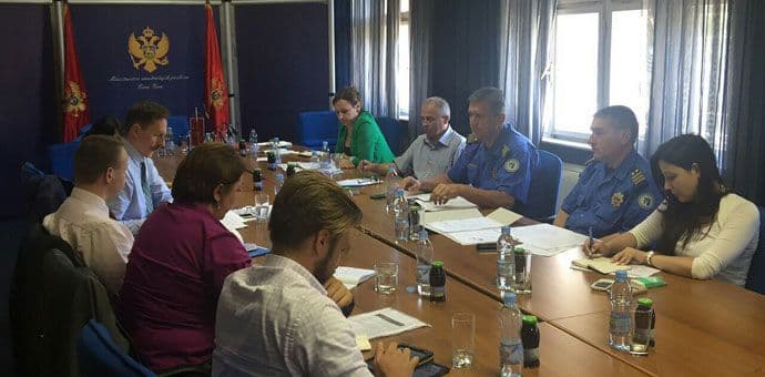 Nastaviti sa modernizacijom opreme i tehničkog nadzora na graničnim prelazima Nastaviti sa modernizacijom opreme i tehničkog nadzora na graničnim prelazima