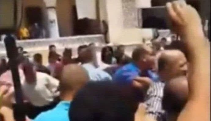 Turska: U džamiji povikao da će se raznijeti, pa ga prebili (VIDEO) Turska: U džamiji povikao da će se raznijeti, pa ga prebili (VIDEO)