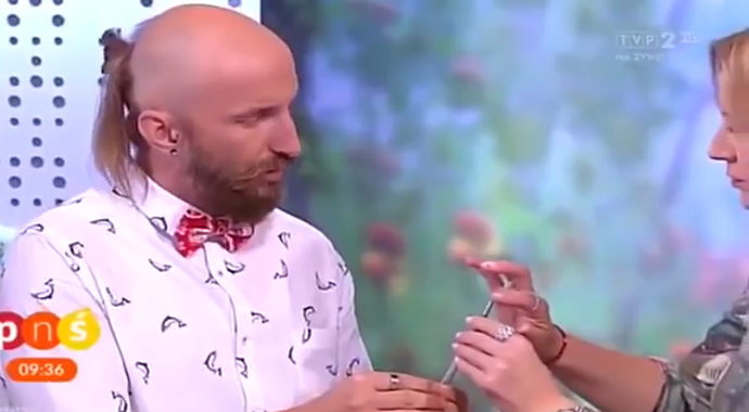 Voditeljka završila sa ekserom u dlanu zbog greške mađioničara (Video) Voditeljka završila sa ekserom u dlanu zbog greške mađioničara (Video)