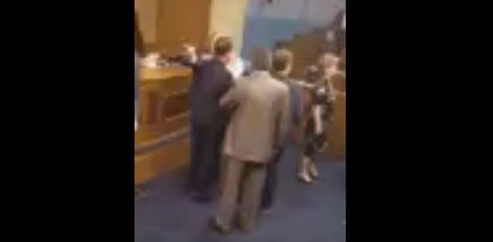 Pogledajte incident u Skupštini: Od „izdajniče“ i „budalo“ do poziva na piće Pogledajte incident u Skupštini: Od „izdajniče“ i „budalo“ do poziva na piće