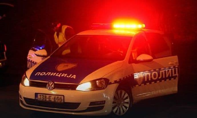 Za dva sata: Izvršio krađu, potukao se, motorom isjekao vrata kuće Za dva sata: Izvršio krađu, potukao se, motorom isjekao vrata kuće