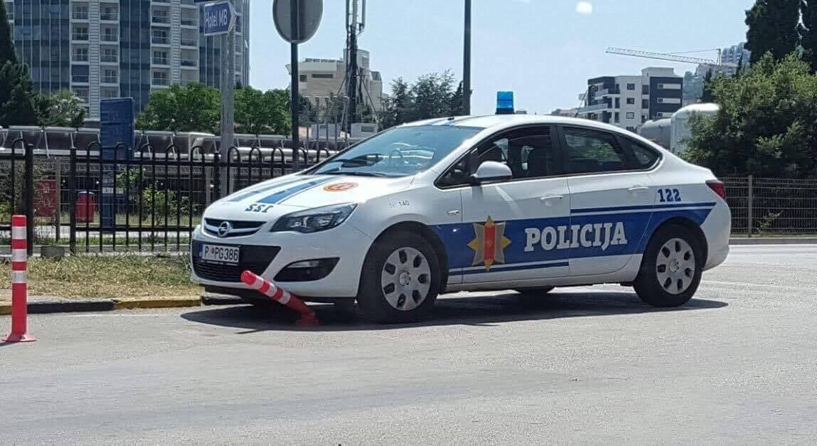Budva: Policajac parkirao vozilo i iskrivio stubić Budva: Policajac parkirao vozilo i iskrivio stubić