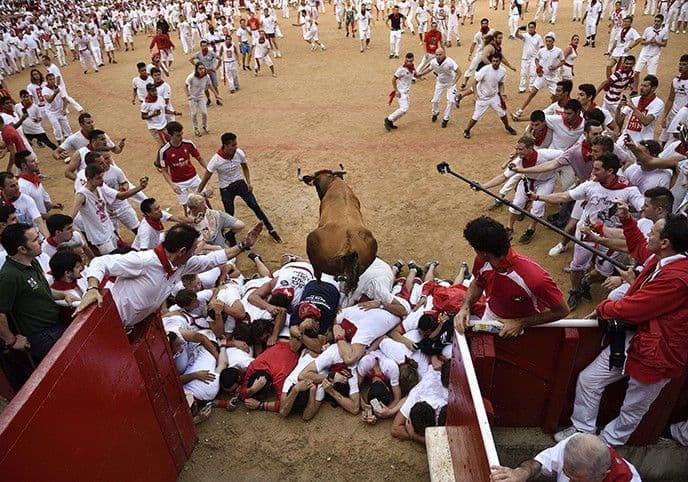KRENULI U NAPAD: Bikovi povrijedili 14 osoba u Pamploni KRENULI U NAPAD: Bikovi povrijedili 14 osoba u Pamploni